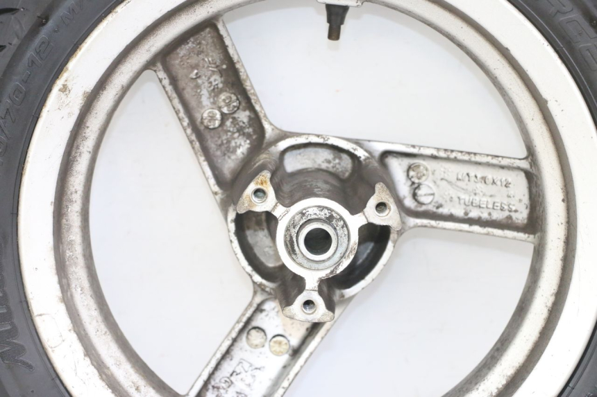 photo de VORDERRADFELGE UND REIFEN PEUGEOT VIVACITY NEW 2T 50 (2008 - 2017) - Hochauflösende Nahaufnahme