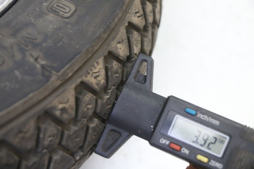 photo de VORDERRADFELGE UND REIFEN MBK WAAP 125 (2008 - 2013) - Hochauflösende Nahaufnahme