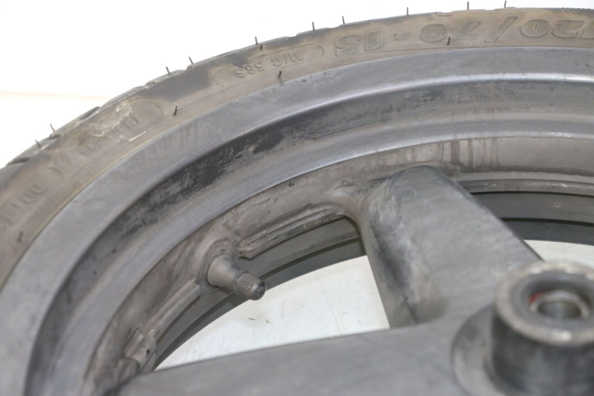 photo de VORDERRADFELGE UND REIFEN YAMAHA X-MAX XMAX 125 (2010 - 2013) - Hochauflösende Nahaufnahme