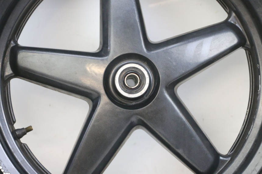 photo de VORDERRADFELGE UND REIFEN YAMAHA XMAX X-MAX 125 (2006 - 2009) - Fokus auf die Struktur