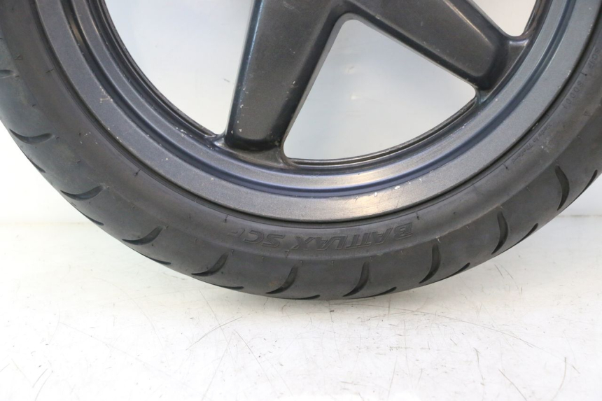 photo de VORDERRADFELGE UND REIFEN YAMAHA XMAX X-MAX 125 (2006 - 2009) - Detaillierte Sichtprüfung