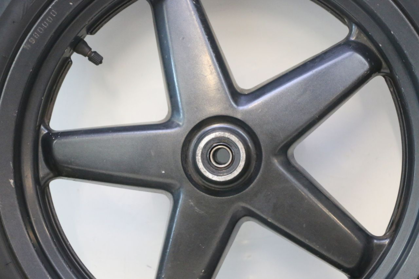 photo de VORDERRADFELGE UND REIFEN YAMAHA XMAX X-MAX 125 (2006 - 2009) - Fokus auf die Struktur