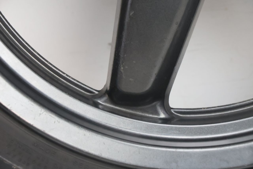 photo de VORDERRADFELGE UND REIFEN YAMAHA X-MAX XMAX 125 (2010 - 2013) - Details der Befestigungspunkte