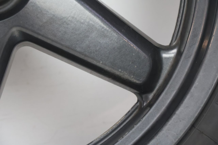 photo de VORDERRADFELGE UND REIFEN YAMAHA X-MAX XMAX 125 (2010 - 2013) - Oberflächenzustand und Material