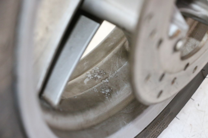 photo de VORDERRADFELGE UND REIFEN PIAGGIO X9 EVOLUTION 125 (2003 - 2007) - Details der Befestigungspunkte