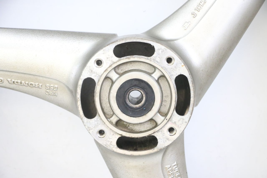 photo de VORDERRADFELGE UND REIFEN HONDA XLV VARADERO 125 (2000 - 2006) - Fokus auf die Struktur