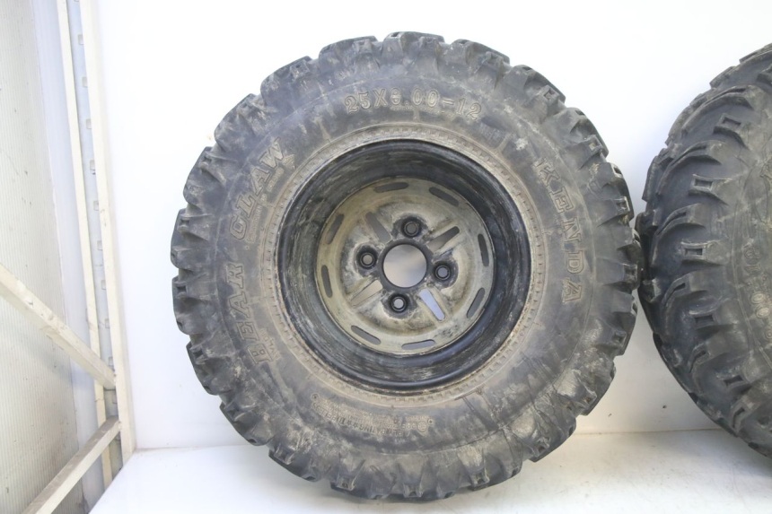 photo de VORDERRADFELGE UND REIFEN YAMAHA YFM BRUIN 350 (2003 - 2009) - Detailansicht des Bauteils