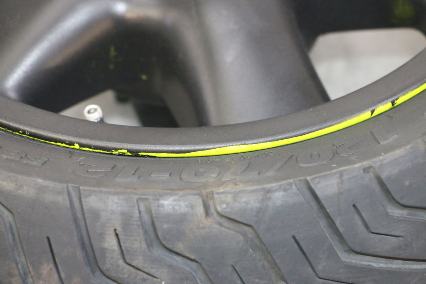 photo de VORDERRADFELGE UND REIFEN YAMAHA YP MAJESTY 125 (2002 - 2006) - Oberflächenzustand und Material