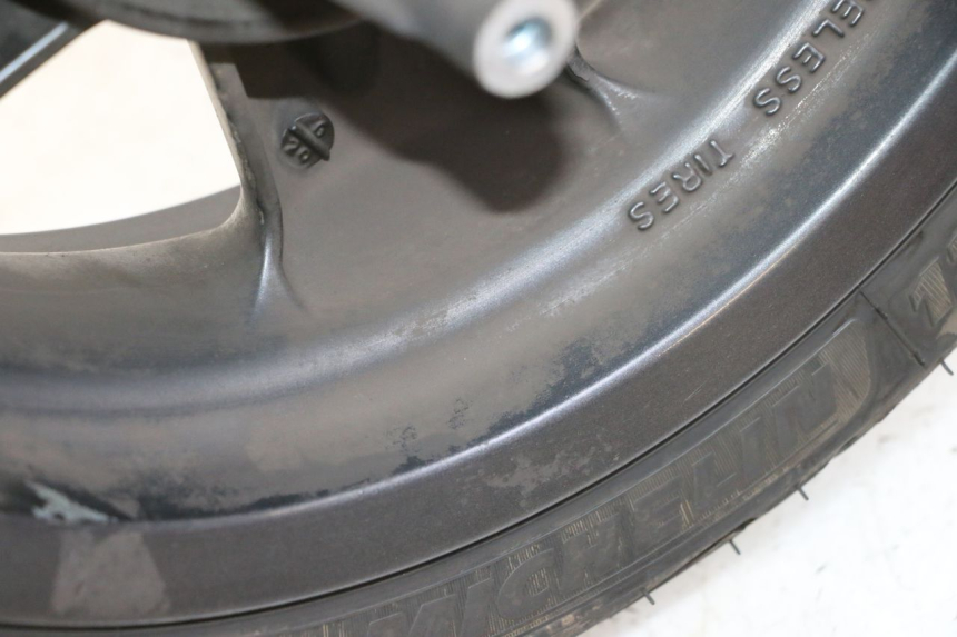 photo de VORDERRADFELGE UND REIFEN YAMAHA YP MAJESTY 125 (2007 - 2010) - Technische Nahaufnahme