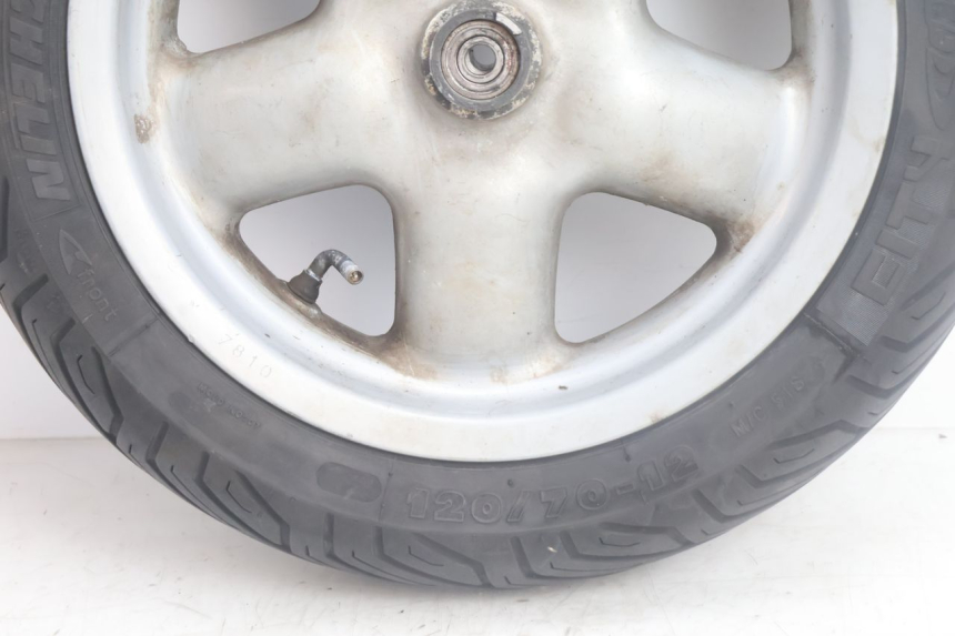 photo de VORDERRADFELGE UND REIFEN YAMAHA YP MAJESTY 125 (2002 - 2006) - Zoom auf Gebrauchszustand