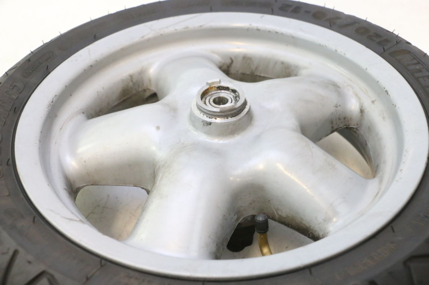 photo de VORDERRADFELGE UND REIFEN YAMAHA YP MAJESTY 125 (1998 - 2001) - Technische Nahaufnahme