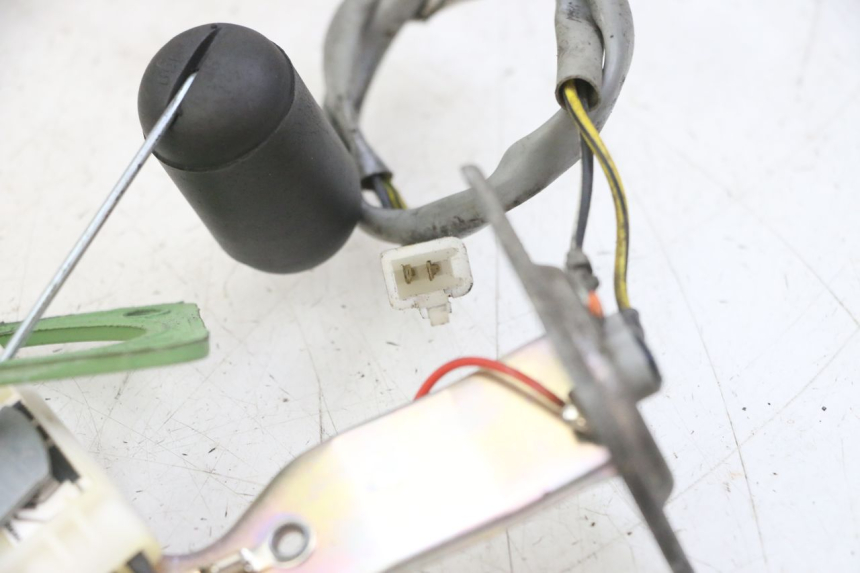 photo de KRAFTSTOFFTANKMESSSTAB PIAGGIO NEW TYPHOON 50 (2018 - 2021) - Zoom auf Gebrauchszustand