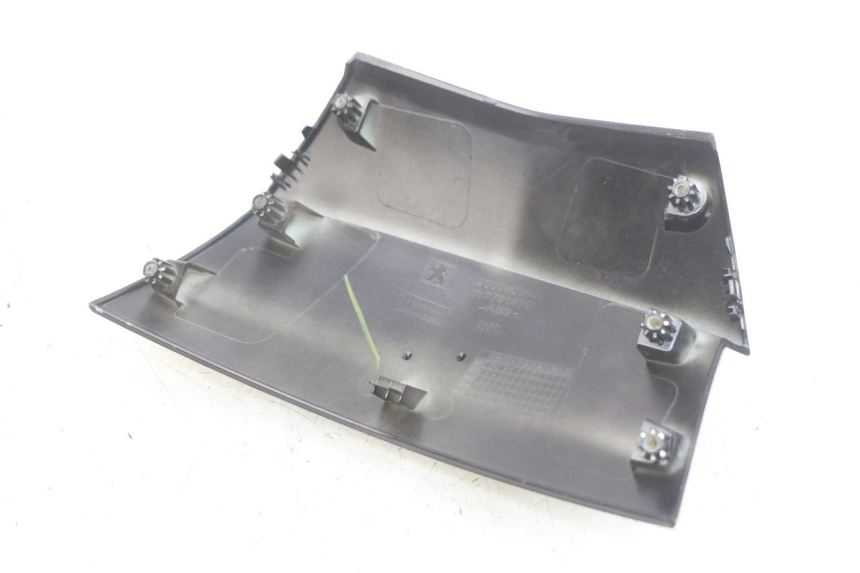 photo de HECKVERKLEIDUNG VERBINDUNG PEUGEOT CITYSTAR 125 (2011 - 2017) - Detailansicht des Bauteils