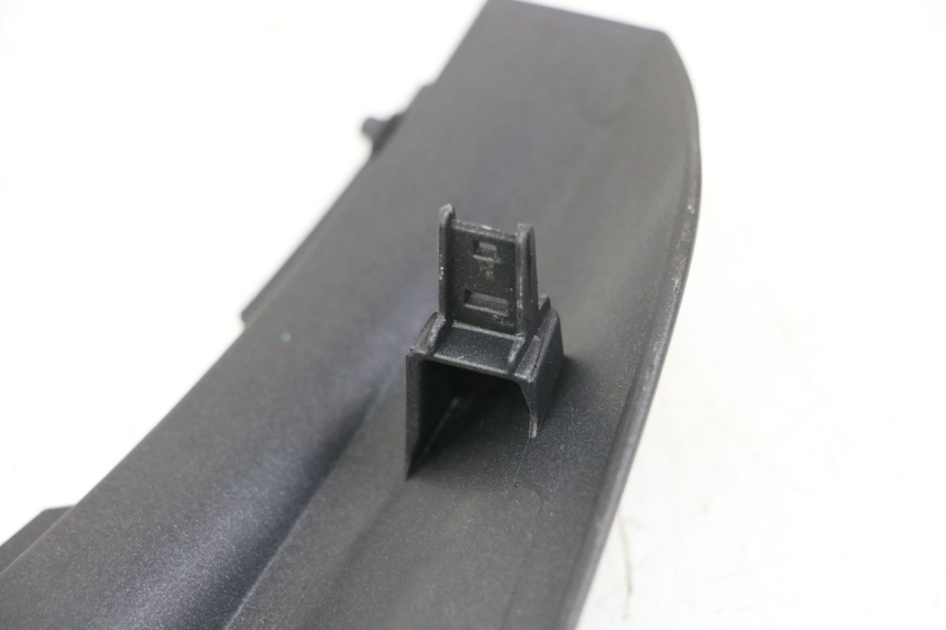 photo de VERKLEIDUNG HINTEN MITTE HONDA PCX (JF57/JF64) 125 (2014 - 2018) - Zoom auf Gebrauchszustand