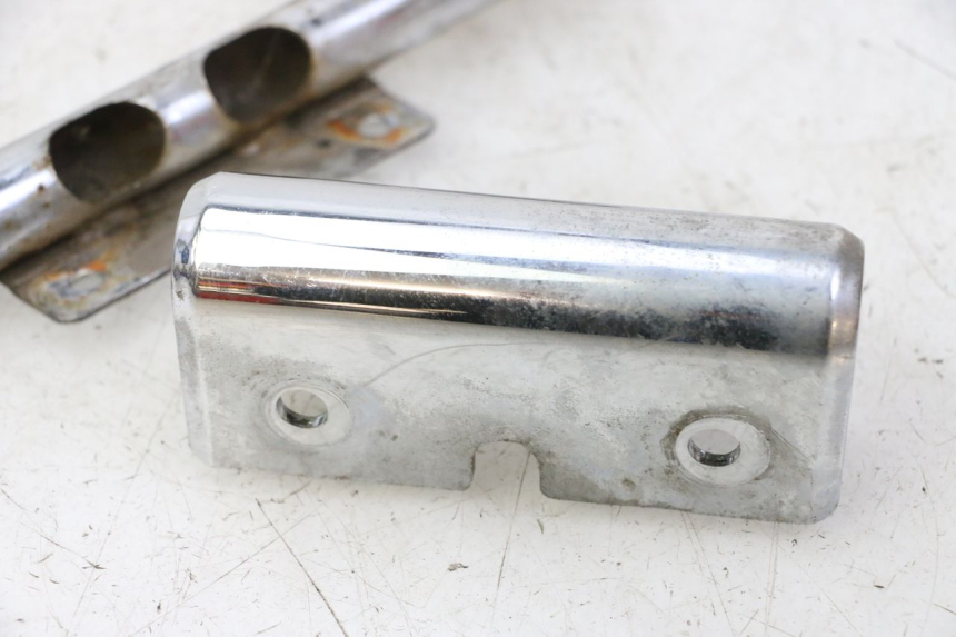 photo de VERKLEIDUNG HINTEN MITTE UNTER HYOSUNG GV AQUILA 125 (2000 - 2009) - Zoom auf Gebrauchszustand