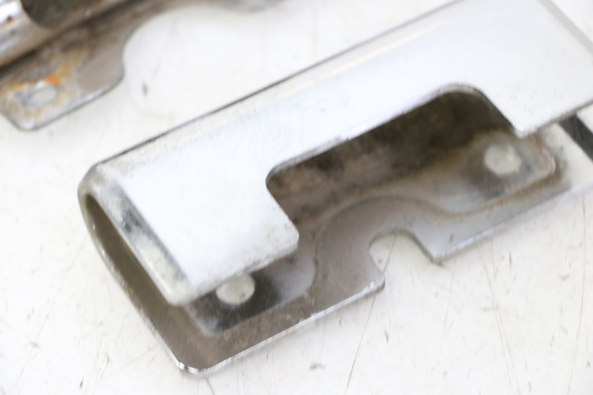 photo de VERKLEIDUNG HINTEN MITTE UNTER HYOSUNG GV AQUILA 125 (2000 - 2009) - Alternative Perspektive