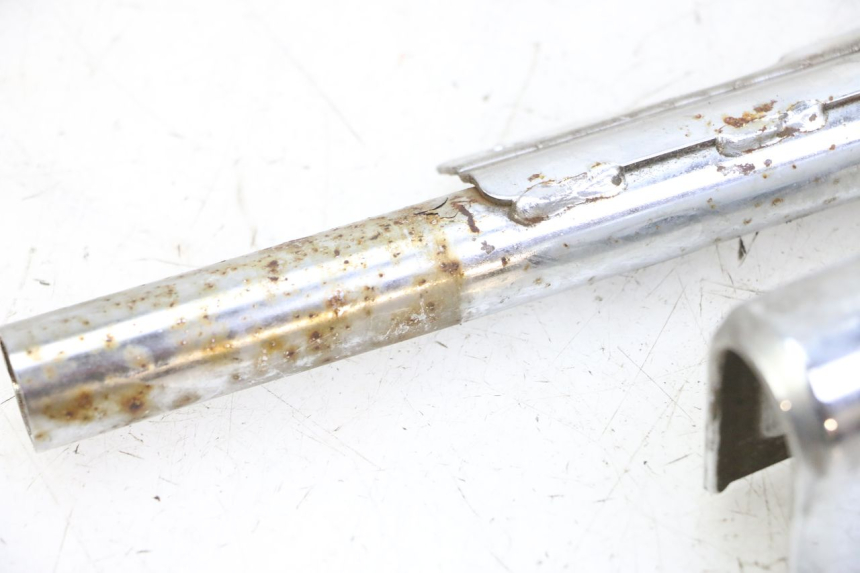 photo de VERKLEIDUNG HINTEN MITTE UNTER HYOSUNG GV AQUILA 125 (2000 - 2009) - Gesamtansicht des Produkts