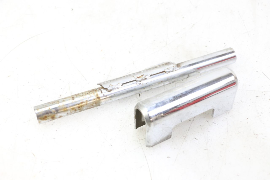 photo de VERKLEIDUNG HINTEN MITTE UNTER HYOSUNG GV AQUILA 125 (2000 - 2009) - Details der Befestigungspunkte