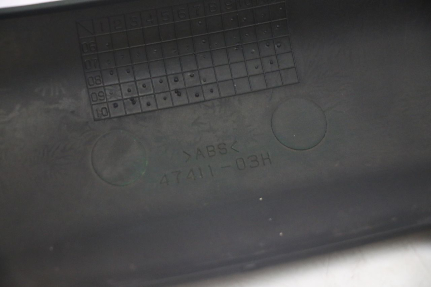 photo de UNTERE HINTERE VERKLEIDUNGSVERBINDUNG SUZUKI BURGMAN 125 (2007 - 2014) - Zoom auf Komponenten