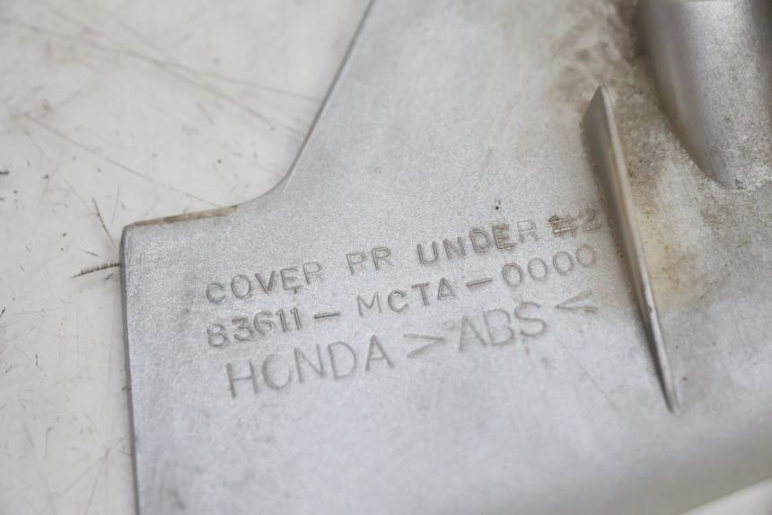 photo de VERKLEIDUNG HINTEN MITTE UNTER HONDA FJS SILVER WING SILVERWING 400 (2005 - 2008) - Details der Befestigungspunkte