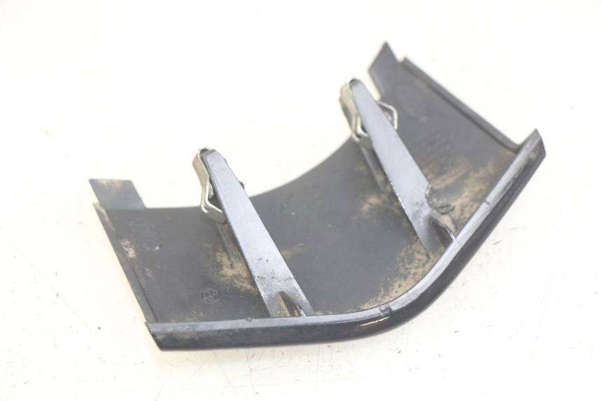 photo de UNTERE HINTERE VERKLEIDUNGSVERBINDUNG PIAGGIO FLY 4T 50 (2013 - 2017) - Detailansicht des Bauteils