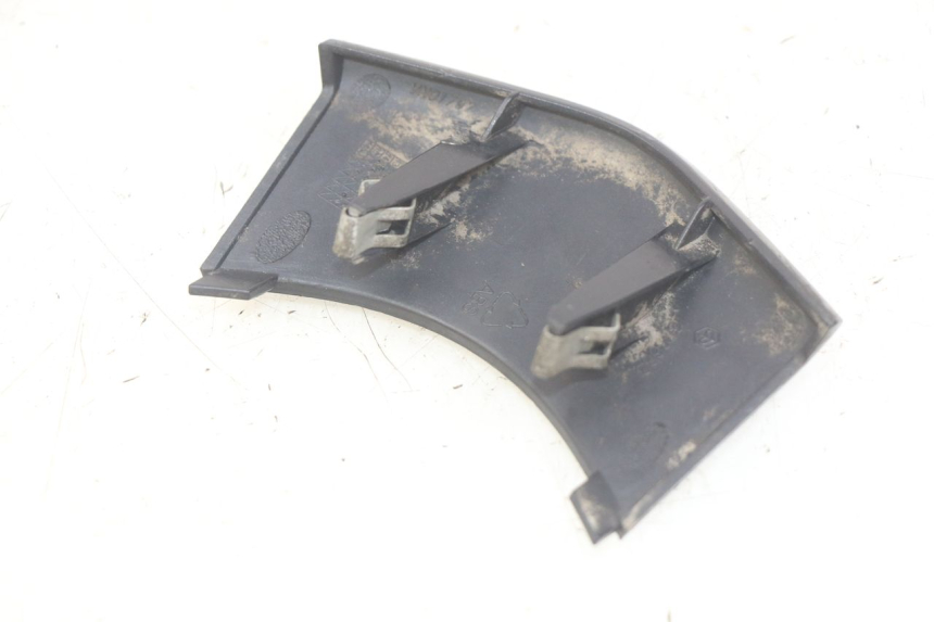 photo de UNTERE HINTERE VERKLEIDUNGSVERBINDUNG PIAGGIO FLY 4T 50 (2013 - 2017) - Zoom auf Gebrauchszustand