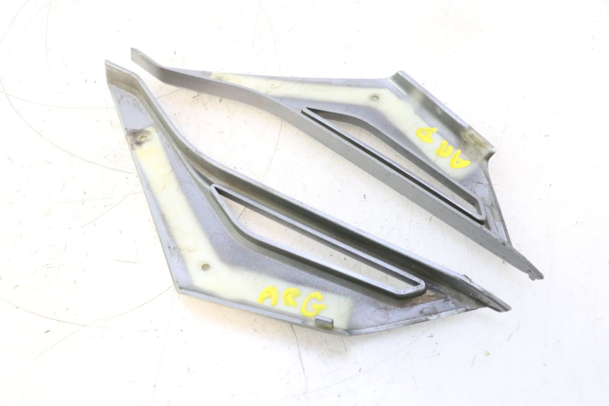 photo de VERKLEIDUNG HINTEN MITTE UNTER GILERA GP 800 (2007 - 2013) - Zoom auf Gebrauchszustand