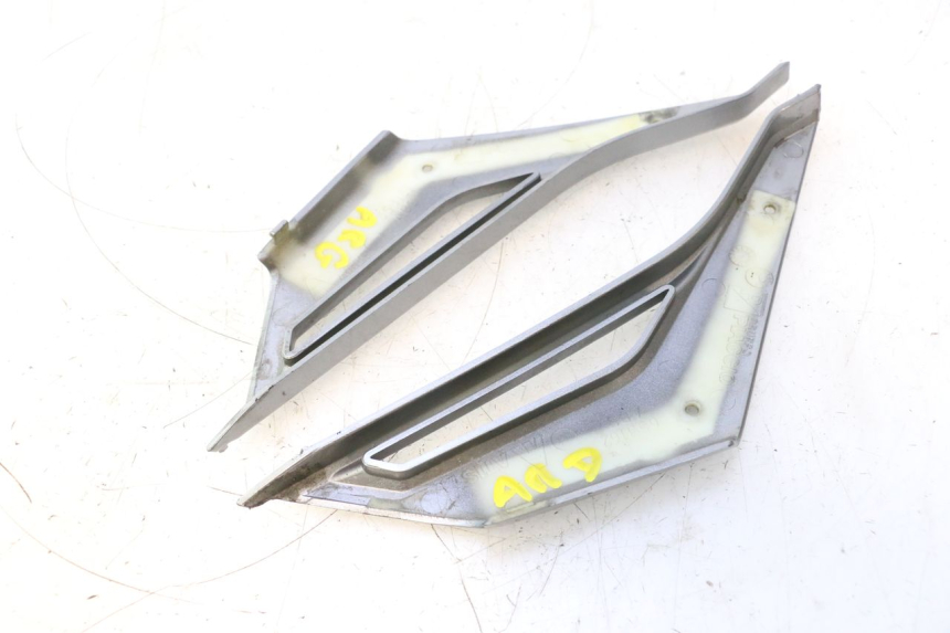 photo de VERKLEIDUNG HINTEN MITTE UNTER GILERA GP 800 (2007 - 2013) - Alternative Perspektive