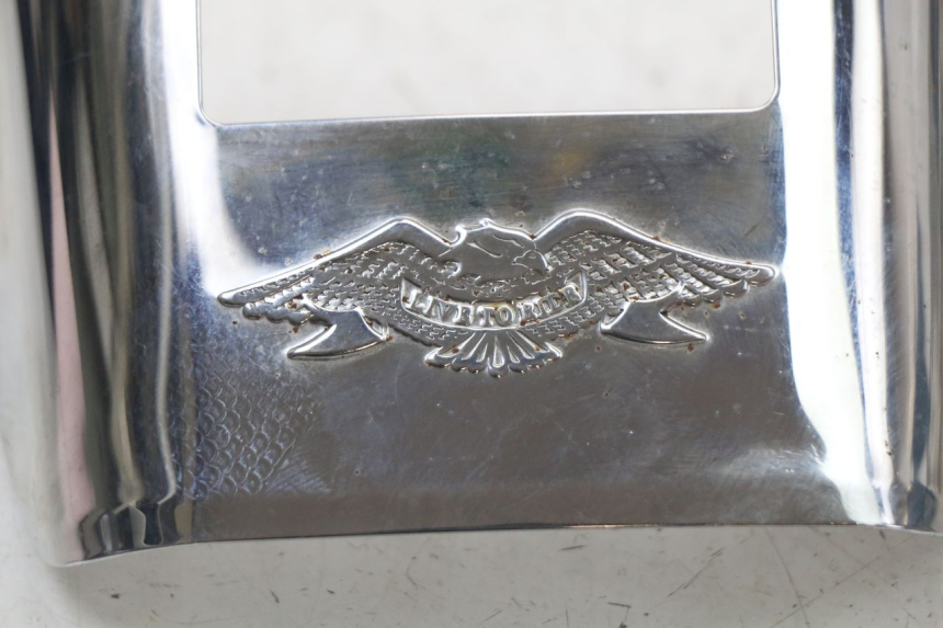 photo de VERKLEIDUNG HINTEN MITTE UNTER HARLEY DAVIDSON SPORTSTER XL CUSTOM 883 (1999 - 2006) - Detailansicht des Bauteils