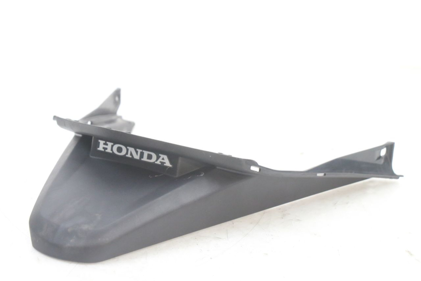 photo de VERKLEIDUNG HINTEN MITTE UNTER HONDA PCX (JF57/JF64) 125 (2014 - 2018) - Detailansicht des Bauteils