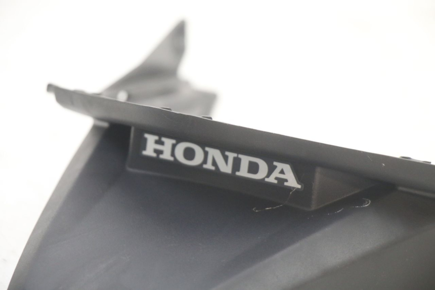 photo de VERKLEIDUNG HINTEN MITTE UNTER HONDA PCX (JF57/JF64) 125 (2014 - 2018) - Zoom auf Gebrauchszustand