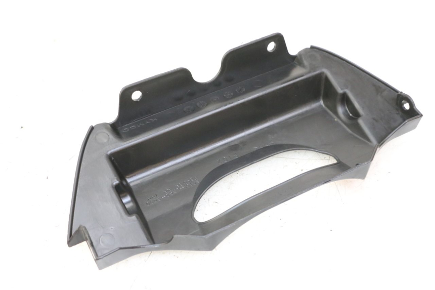 photo de VERKLEIDUNG HINTEN MITTE UNTER KYMCO XCITING 500 (2007 - 2010) - Zoom auf Gebrauchszustand