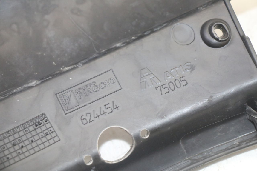 photo de VERKLEIDUNG HINTEN MITTE UNTER PIAGGIO MP3 RL 250 (2006 - 2010) - Gesamtansicht des Produkts