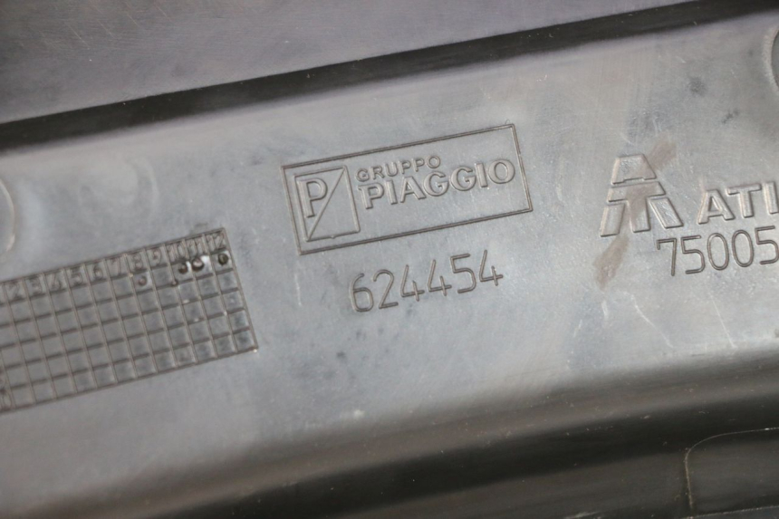 photo de UNTERE HINTERE VERKLEIDUNGSVERBINDUNG PIAGGIO MP3 125 (2006 - 2014) - Technische Nahaufnahme