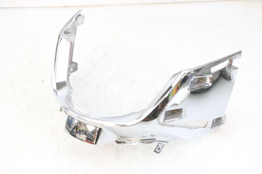 photo de VERKLEIDUNG HINTEN MITTE UNTER KYMCO LIKE 4T 50 (2019 - 2025) - Details der Befestigungspunkte