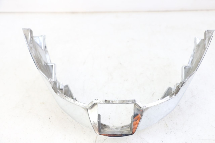 photo de VERKLEIDUNG HINTEN MITTE UNTER KYMCO LIKE 4T 50 (2019 - 2025) - Kennzeichnungen und Originalreferenzen