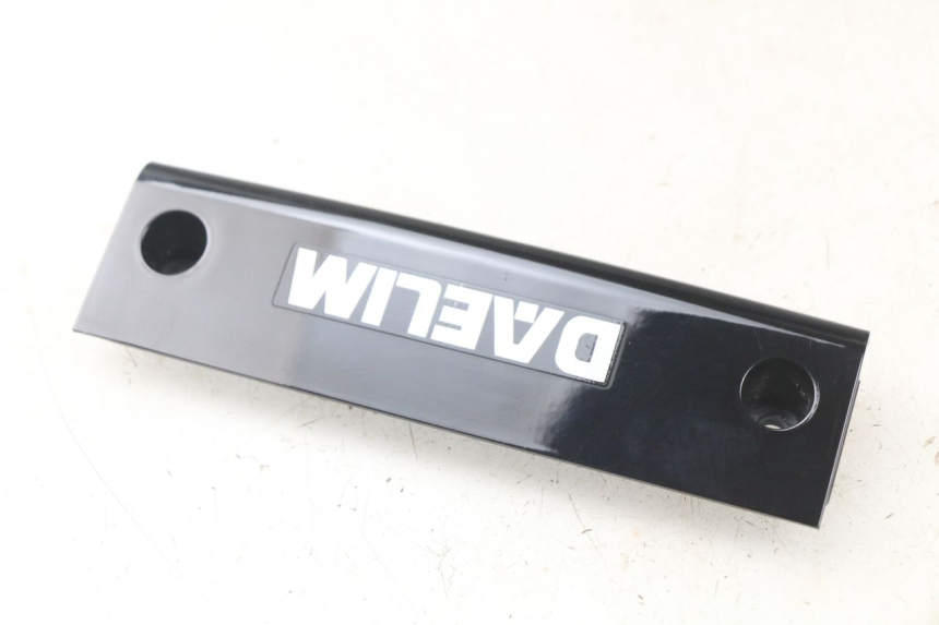 photo de VERKLEIDUNG HINTEN MITTE UNTER DAELIM S2 FI 125 (2008 - 2017) - Zoom auf Gebrauchszustand