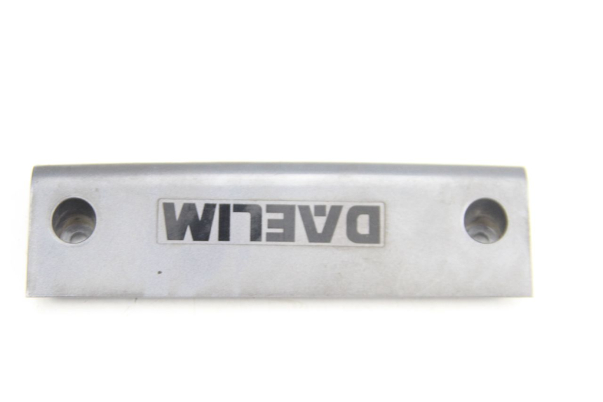 photo de VERKLEIDUNG HINTEN MITTE UNTER DAELIM S2 125 (2006 - 2007) - Detailansicht des Bauteils