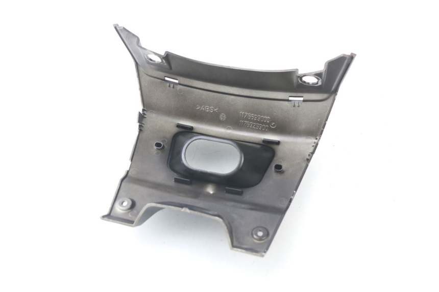 photo de VERKLEIDUNG HINTEN MITTE UNTER PEUGEOT SATELIS COMPRESSOR K15 125 (2006 - 2009) - Zoom auf Gebrauchszustand