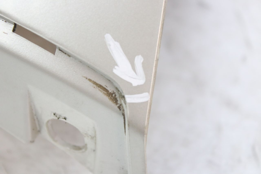 photo de UNTERE HINTERE VERKLEIDUNGSVERBINDUNG PEUGEOT SATELIS 125 (2010 - 2012) - Detailansicht des Bauteils