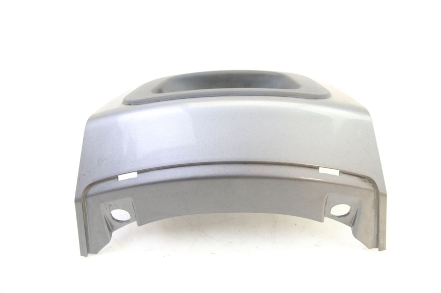 photo de VERKLEIDUNG HINTEN MITTE UNTER PEUGEOT SATELIS 250 (2006 - 2012) - Details der Befestigungspunkte