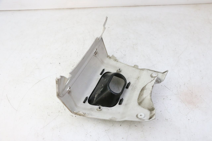 photo de UNTERE HINTERE VERKLEIDUNGSVERBINDUNG PEUGEOT SATELIS 125 (2010 - 2012) - Zoom auf Gebrauchszustand