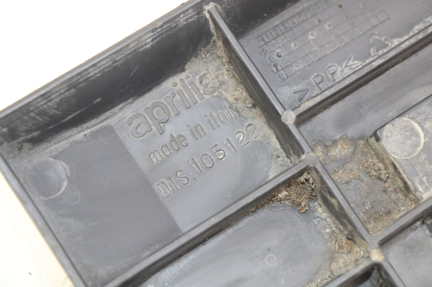 photo de UNTERE HECKVERKLEIDUNGSECKE APRILIA SCARABEO 100 (2003 - 2012) - Detailansicht des Bauteils