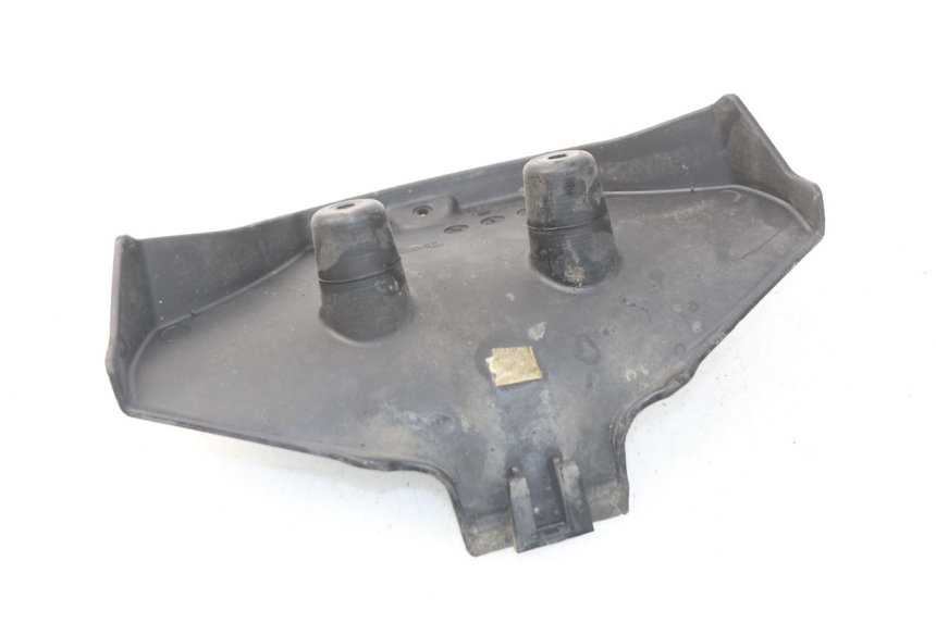 photo de VERKLEIDUNG HINTEN MITTE UNTER TRIUMPH SPRINT ST ABS 1050 (2005 - 2007) - Zoom auf Gebrauchszustand