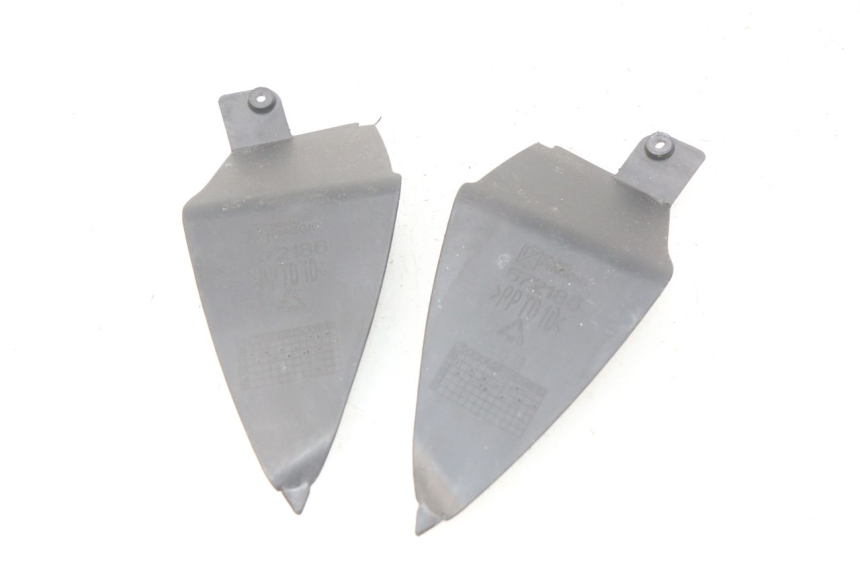 photo de UNTERE HINTERE VERKLEIDUNGSVERBINDUNG APRILIA SR 2T 50 (2012 - 2017) - Detailansicht des Bauteils