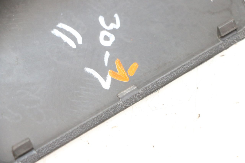 photo de UNTERE HINTERE VERKLEIDUNGSVERBINDUNG APRILIA SXR 50 (2021 - 2023) - Zoom auf Gebrauchszustand