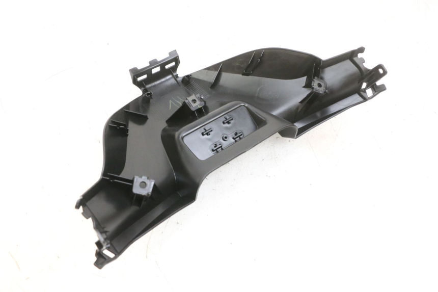 photo de VERKLEIDUNG HINTEN MITTE UNTER YAMAHA TRICITY 300 (2020 - 2024) - Details der Befestigungspunkte