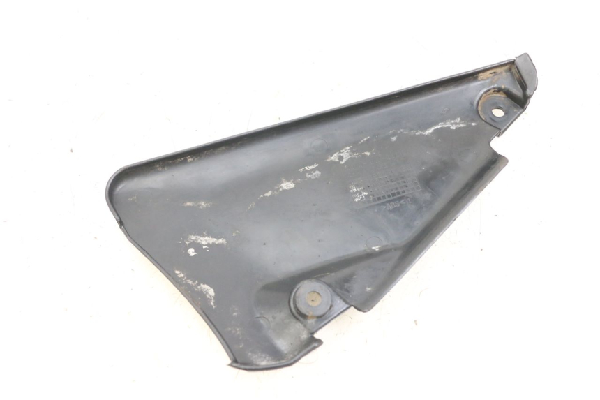 photo de VERKLEIDUNG HINTEN MITTE UNTER DAELIM VL DAYSTAR 125 (2000 - 2011) - Zoom auf Gebrauchszustand