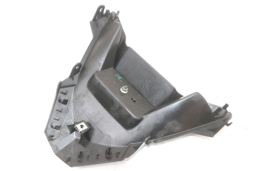 photo de UNTERE HECKVERKLEIDUNGSECKE YAMAHA XMAX X-MAX ABS 125 (2017 - 2020) - Details der Befestigungspunkte