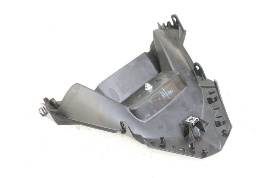 photo de VERKLEIDUNG HINTEN MITTE UNTER YAMAHA XMAX X-MAX 125 (2021 - 2025) - Technische Nahaufnahme